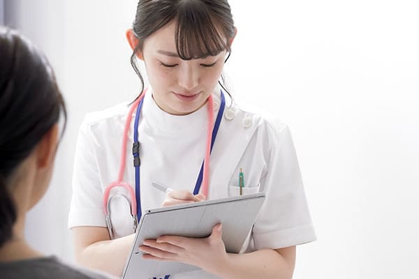 護士正在為貴賓記錄資料，顯示專業的醫療照護服務。