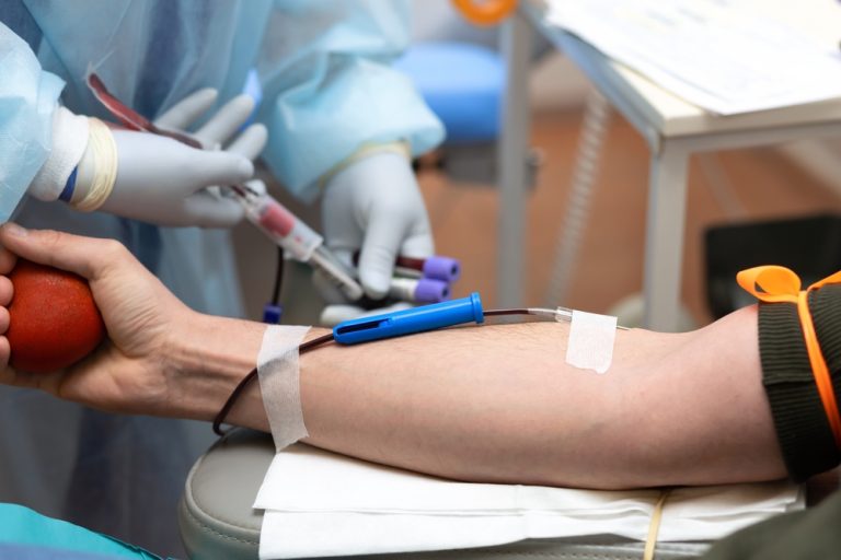 血液透析是利用透析機和人工腎臟,濾過慢性腎臟病患者血液中的毒素與水分。